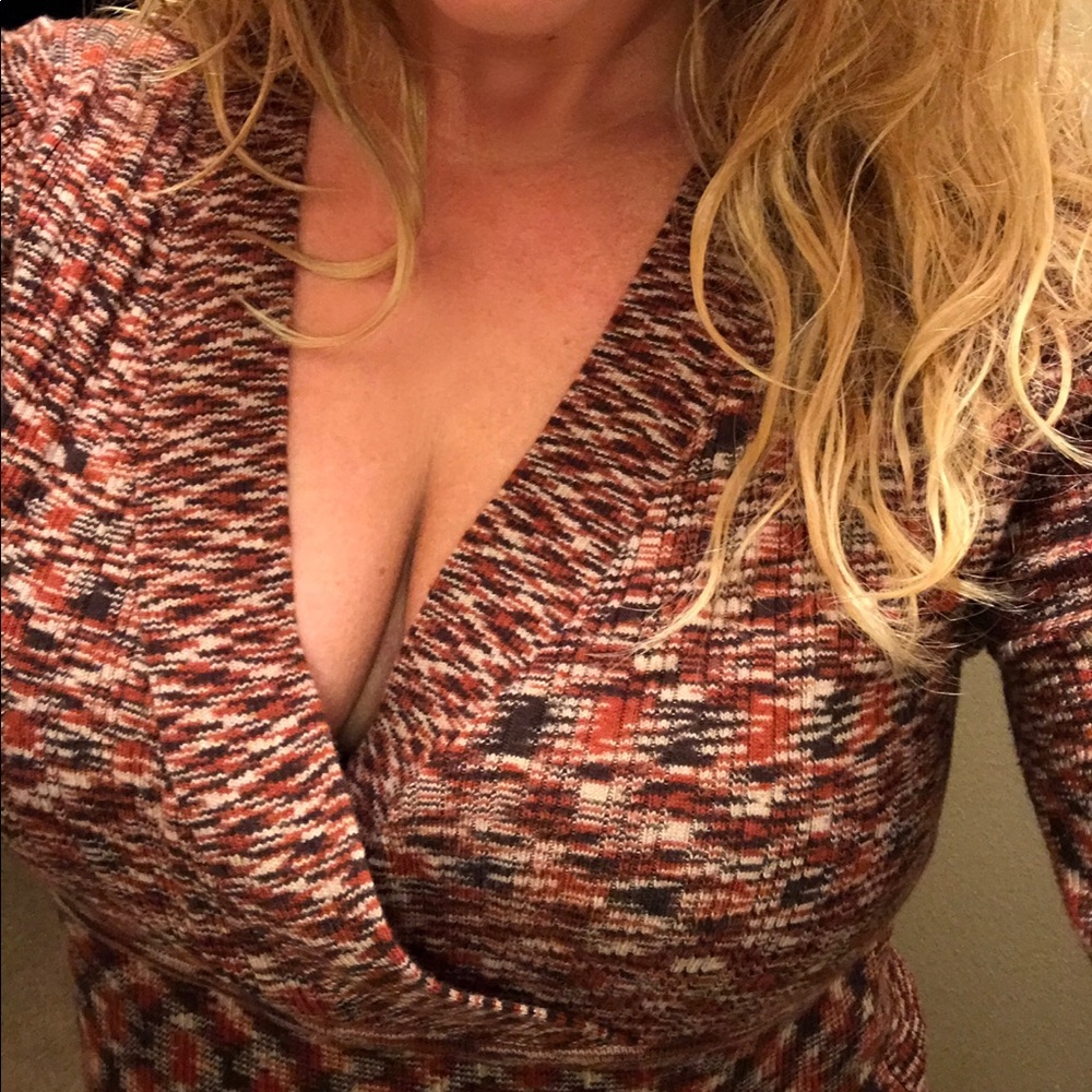 Fitted brown v-neck sweater